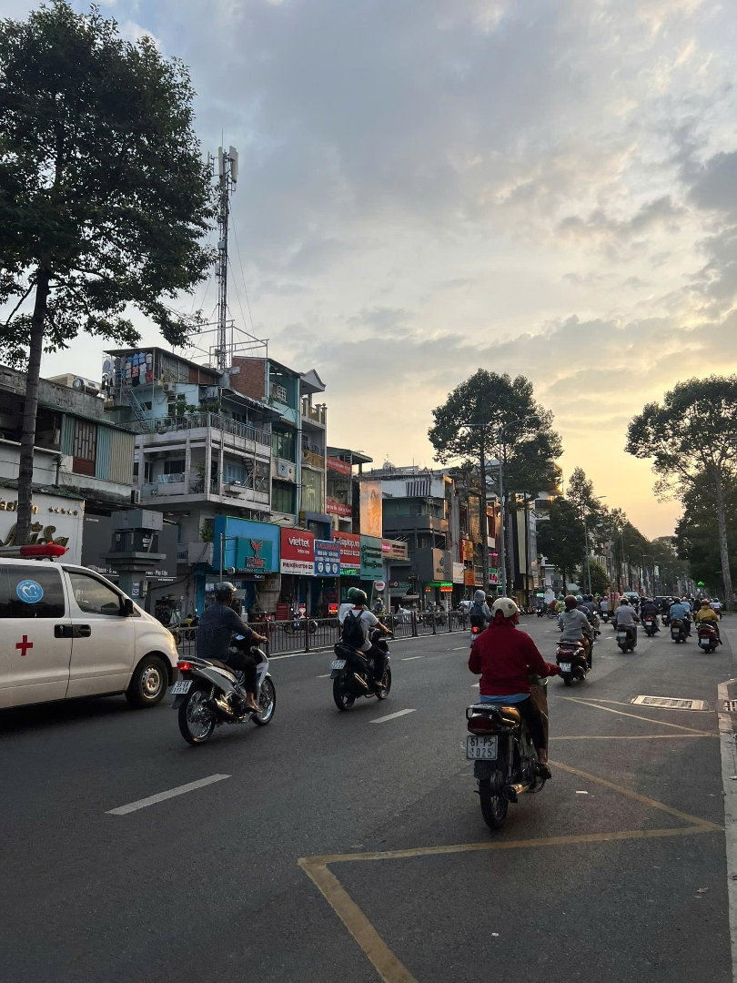 Siêu Kinh Điển. Nhà Góc 2Mặt Tiềnlê Thánh Tôn, Bến Nghé, Quận 1.Diện Tích81M2 (8X10M) - Tn 350 Triệu/Th. 51.8 Tỷ