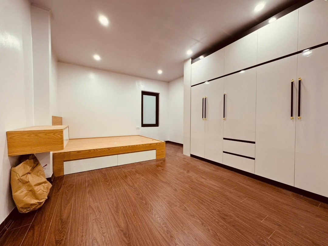 Bán Căn Hộ Tập Thể Tầng 1 Khu Chợ Nghĩa Tân .Diện Tích110 M2 ,( Giá Bán 8,5 Tỷ )