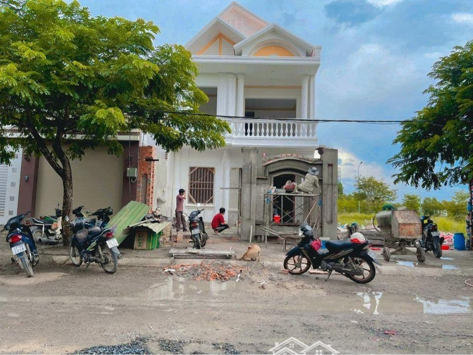 Chủ Cần Bán Gấp Lô Đất 140M2, Đối Diện Kcn Đức Hòa Iii, Cách Vinhomes 5Ph, Sổ Hồng Công Chứng Ngay