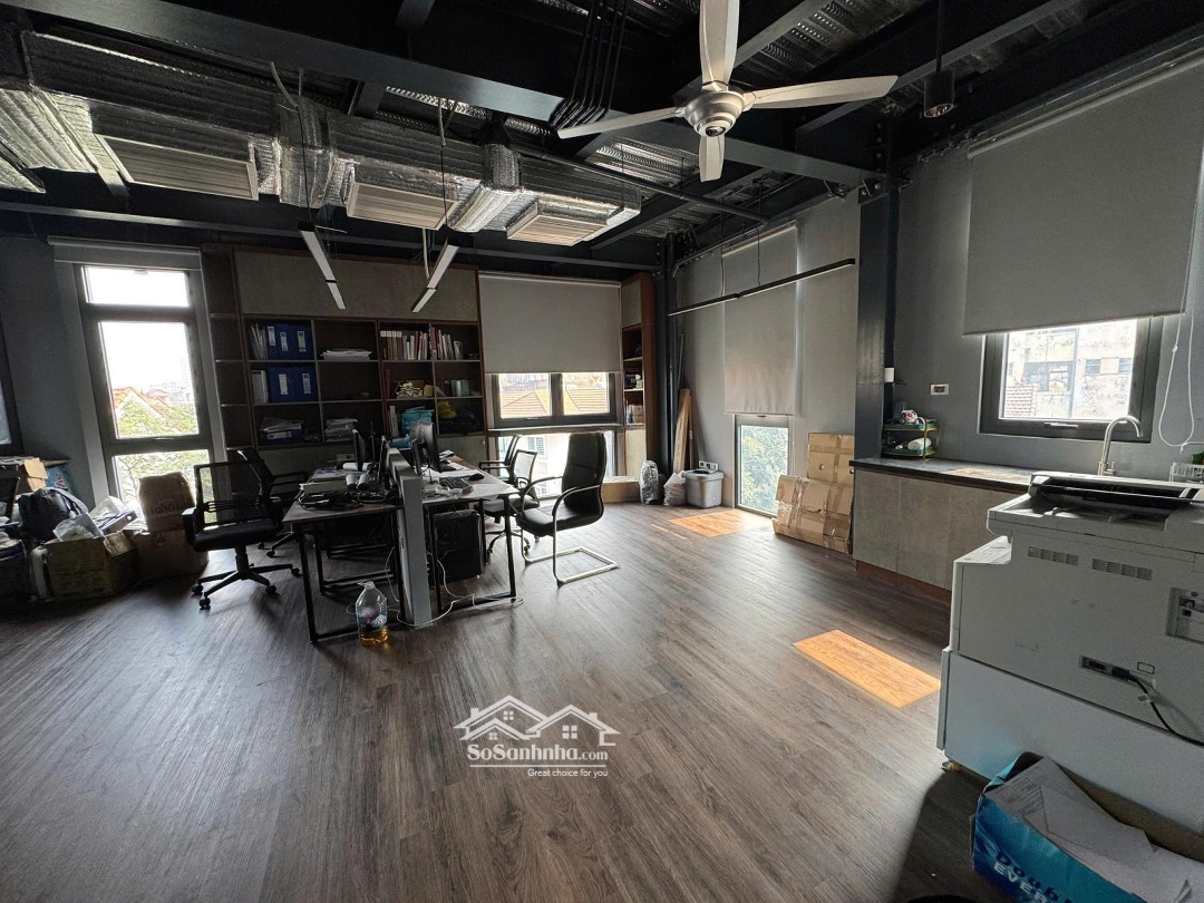 Cho Thuê Văn Phòng Làng Việt Kiều Châu Âu, Diện Tích 70M2/Tầng, Sàn Thông, Sàn Gỗ Điều Hòa