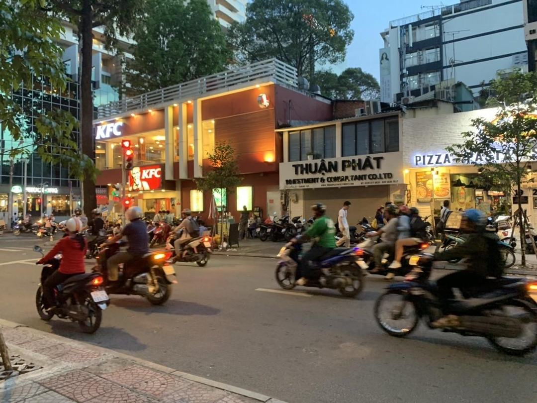 Cho Thuê 3 Căn Nhà Liền Kề Ngay Góc 2 Mặt Tiền Đường Nguyễn Chí Thanh, Quận 5 Ngay Khúc Sầm Uất