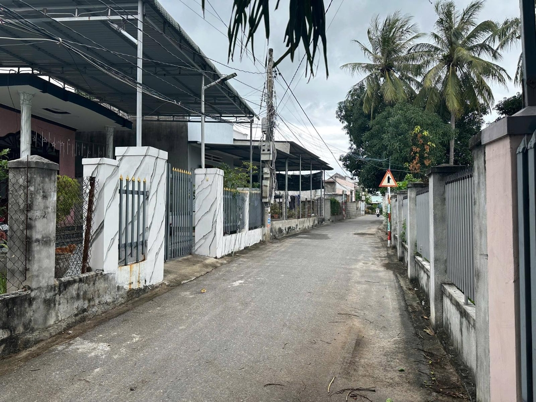 Khu Bàn Cờ Thị Trấn Cam Đức, 8M Ngang Giá Bán 3 Tỷ, Có Thổ Cư. Liên Hệ: 0912267079