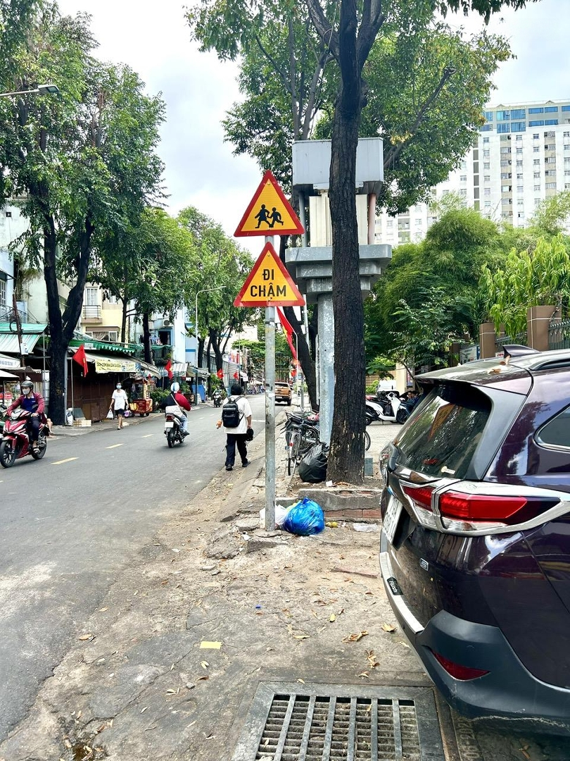 Bán Nhà Mặt Phố Xe Hơi Đậu Cửa. Gần Trường Học, Gần Siêu Thị Thông Vĩnh Khánh, Hoàng Diệu