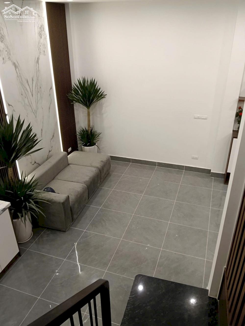 Hạ 1 tỷ nhà 50m ra phố Lạc Long Quân Cầu Giấy ngõ to thông 5T 48m2 MT 5.2m đủ nội thất ở luôn 10.3 tỷ