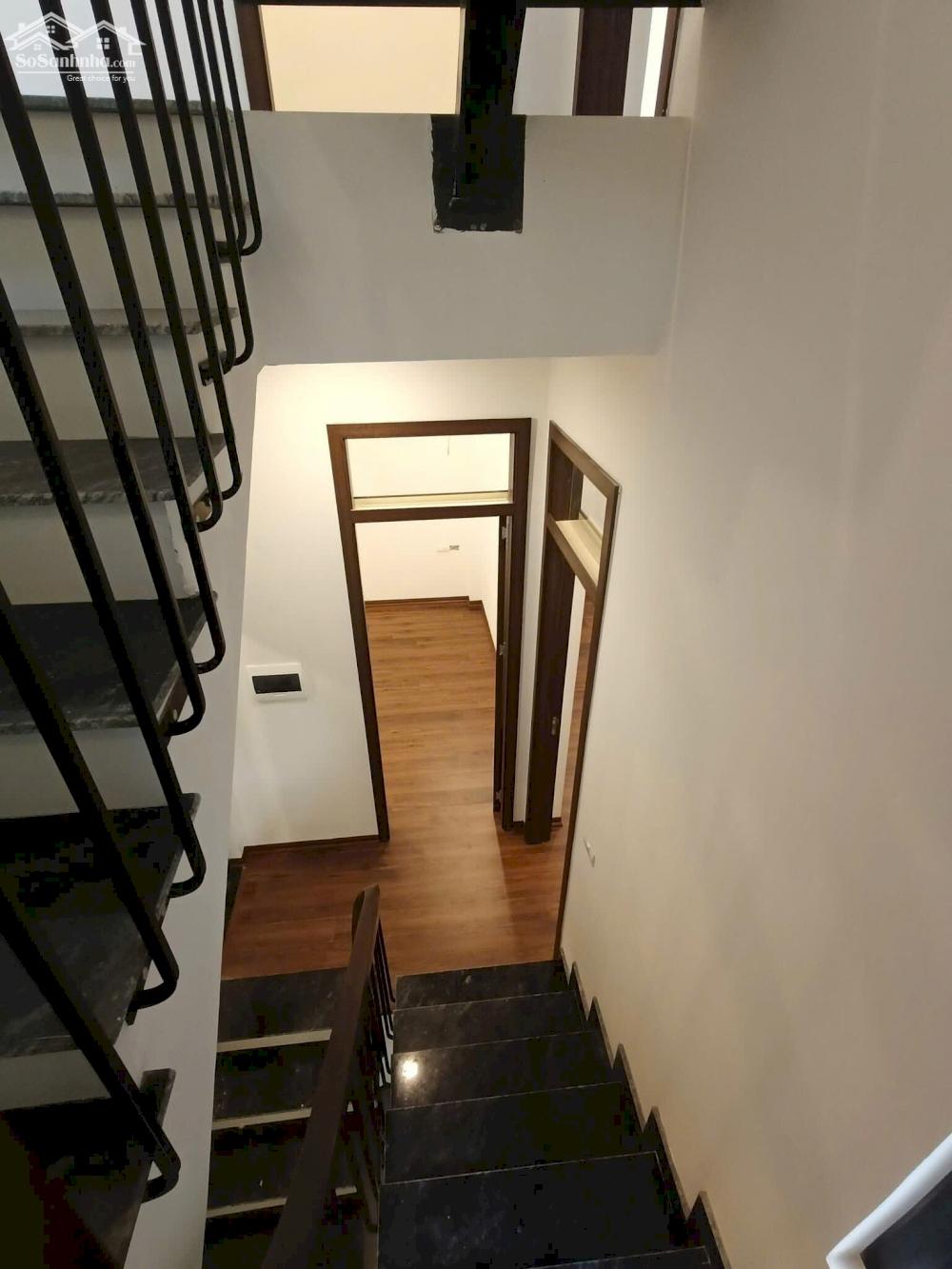 Hạ 1 tỷ nhà 50m ra phố Lạc Long Quân Cầu Giấy ngõ to thông 5T 48m2 MT 5.2m đủ nội thất ở luôn 10.3 tỷ