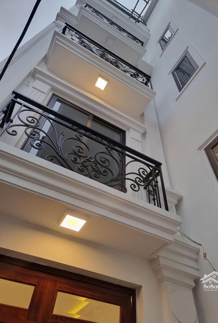 Bán Nhà Bát Khối Thạch Bàn 38,5M 5 Tầng Có Sân Cổng Riêng Biệt Giá Bán 5,25 Tỷ