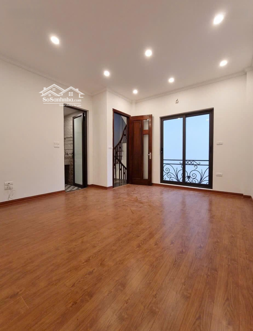 Bán Nhà Bát Khối Thạch Bàn 38,5M 5 Tầng Có Sân Cổng Riêng Biệt Giá Bán 5,25 Tỷ