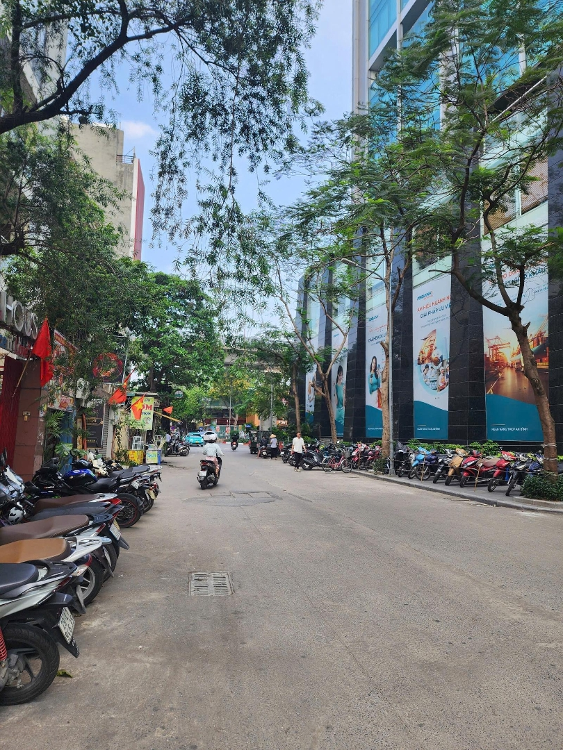 Bán Nhà Phố Hoàng Cầu - Ô Tô Vào Nhà - 2 Mặt Tiền Trước Sau - 5 Tầng Ở Ngay - Nhỉnh 11 Tỷ.