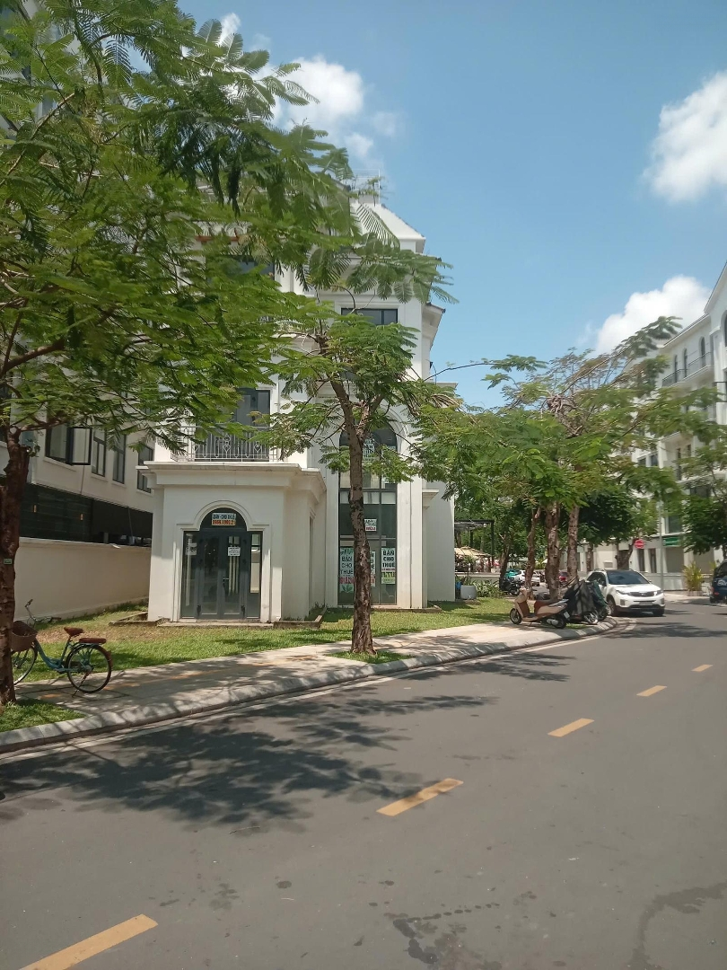 Cho Thuê Shop Villa Đối Diện Công Viên Ánh Sáng 36Ha, 2 Mặt Tiền Rộng Thoáng