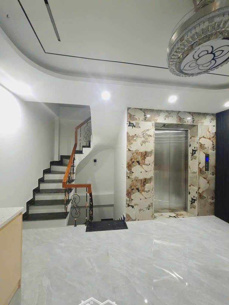 Chính Chủ Bán Nhà 5 Tầng Mới Tinh Thang Máy Ngay Đầu Phố Ngô Gia Tự Gần Big C Long Biên