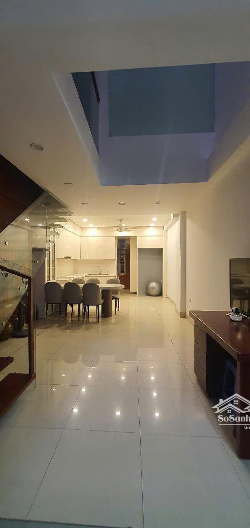 Nhà Đẹp Sát Phố Tặng Full Nội Thất Giá Cả Hợp Lí .