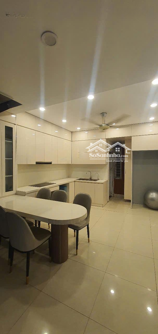 Nhà Đẹp Sát Phố Tặng Full Nội Thất Giá Cả Hợp Lí .