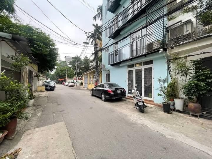 Tây Hồ -Xuân Diệu-Quảng An - Một Viên Ngọc Sáng Tại Đường Hồ Tây- Thang Máy 5 Sàn Cho Thuê .