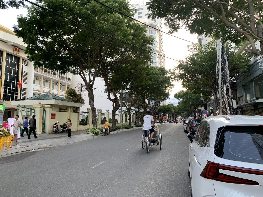 Cho Thuê Mặt Tiền Kinh Doanh Nha Trang. Đường Biệt Thự, Cách Biển 30M. Dtsd 300 M2 Giá 100 Tr/Thang