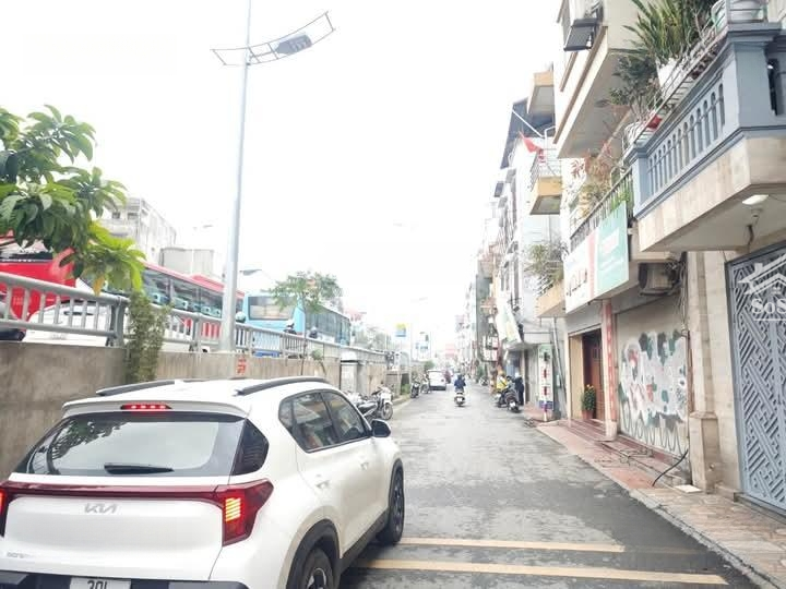 Bán Nhà Âu Cơ Quảng An- Sát Hồ Gần Phố. - Ô Tô Tránh Cách Nhà 15M. - Sổ Vuông Bánh Chưng - Ở Ngay.