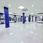 Cho thuê nhà rộng hơn 700m2 mặt tiền đường Nguyễn Văn Cừ ND gần Đại họ