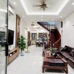 Cần bán gấp nhà đẹp phố Hoàng Quốc Việt, 70m2,4T, lô góc, giá đầu tư