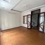 Cho thuê nhà riêng gia đinh ở ngõ 99 Nguyễn Chí Thanh. 50m2, 4 tầng
