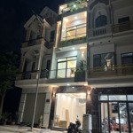 Bán nhà mặt tiền 300m2, 4 phòng ngủ, đường Dt743, TP Thuận An