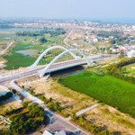 bán gấp lô lề góc 2mt ngay đầu cầu - thông thẳng ra biển chỉ 700m, hướng nam , giá đầu tư 2,8x tỷ