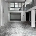 cho thuê ~450m2 mặt bằng kinh doanh mới sầm uất mặt tiền lớn tại thảo điền. vnd 140,000,000/tháng