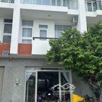 cần cho thuê nhà nguyên căn 1 trệt 2 lầu gồm 4 phòng ngủ , 4 wc ngay kdc thăng long home hiệp phước