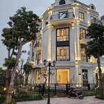 biệt thự 220 m2, mặt tiền 12m, đường ô tô tránh, vỉa hè rộng. full nội thất hiện đại sang trọng