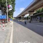 - bán gấp nhà phố quang trung-hà đông kinh doanh - nở hậu - vỉa hè đá bóng.dt:56m -giá hơn 11 tỷ.