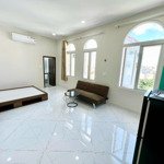 căn hộ 40m2 fullnt có nhiều cửa sổ to thoáng, nhà mới keng có thang máy ra vào vân tay