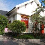 cần bán căn villa biệt thự sân vườn 2 cổng(1 chính1 phụ)vị trí phong thủy tuyệt đẹp sổ đỏ chính chủ