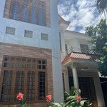 cho thuê nhà nguyên căn 5pn trung tâm phan thiết, có sân vườn, giá 7 triệu/tháng, lh 0987880177