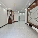 có nhà đẹp - diện tích siêu rộng (52m2*3 tầng) cách chợ 100m - hàng xóm đông la