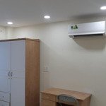 căn phòng dịch vụ ban công sát quận 1, giá 5,6 triệu/th