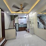 bán nhà trung tâm quận cầu giấy, 42m2* 4t, dân xây kiên cố, vài bước ra phố, ba gác thông tứ tung