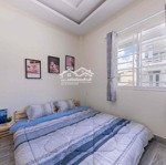 Phòng studio full nội thấy cửa sổ trời