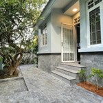 villa trệt 2 lầu, 5pn, 140m2, đẹp, thoáng mát, gần sông, có sân vườn, kdc trần não