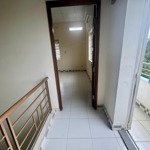 cho thuê phòng ban công giá rẻ khu trung sơn: 22m2, lầu 1, wc trong phòng, nội thất cơ bản. 3,7 tr