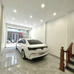 bán nhà phố nguyễn văn cừ. gara ô tô, 6 tầng thang máy, 40m2. lh: 0913013310