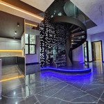 chính chủ cần bán penthouse 174m2 giá 60tr/m lh 0989996523