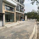 cho thuê văn phòng , mặt bằng kinh doanh rộng 40m2. tổng diện tích 5 tầng 200m2 - đủ đồ - thang máy