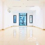 nhượng văn phòng 70m2, giá 12,5 triệu tại duy tân, cầu giấy, view thoáng, hiện có sẵn đồ bàn ghế