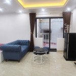 phòng studio rộng thoáng mát, đang trống phòng ạ