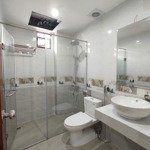 hot! nhà xây mới, tôi cho thuê nhà đẹp, hai cửa đi, 115m2, 5t; vp, nhà hàng, kd hoàng cầu - 42 tr