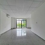 cho thuê tầng 7x20m kdt vạn phúc city 10tr/th có thang máy, máy lạnh chia thành 2 phòng 2 wc