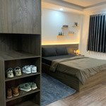 căn hộ dịch vụ penthouse có ban công lớn siêu chill nằm cạnh etown cộng hoà