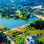 tôi cần bán gấp lô đất 88m2 mặt tiền 5m thổ cư view hồ. đường trước đất 7m, 2 oto tránh nhau.