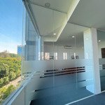 cho thuê sàn 90m2 view kính, cửa sổ thông thoáng nằm ngay khu sân bay tân sơn nhất