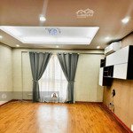 cho thuê căn hộ d2 giảng võ, ba đình. dt 120m2, 3pn, giá 22tr/tháng, full đồ. view hồ, thuê lâu dài