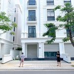 bán căn nhà phố sân vườn khu biệt thự vinhomes grand park quận 9 giá hợp lý đầu tư. lh 0916111163