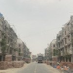 bán gấp:view hồ điều hoà/dt:300m2/mt:15m/ hai mặt đường trước sau/ sát trường học/thị xã hồ/giá:12t